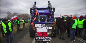 Польські фермери-протестувальники неподалік пункту пропуску Дорогуськ - Ягодин (Фото:Jakub Orzechowski/Agencja Wyborcza.pl via REUTERS)