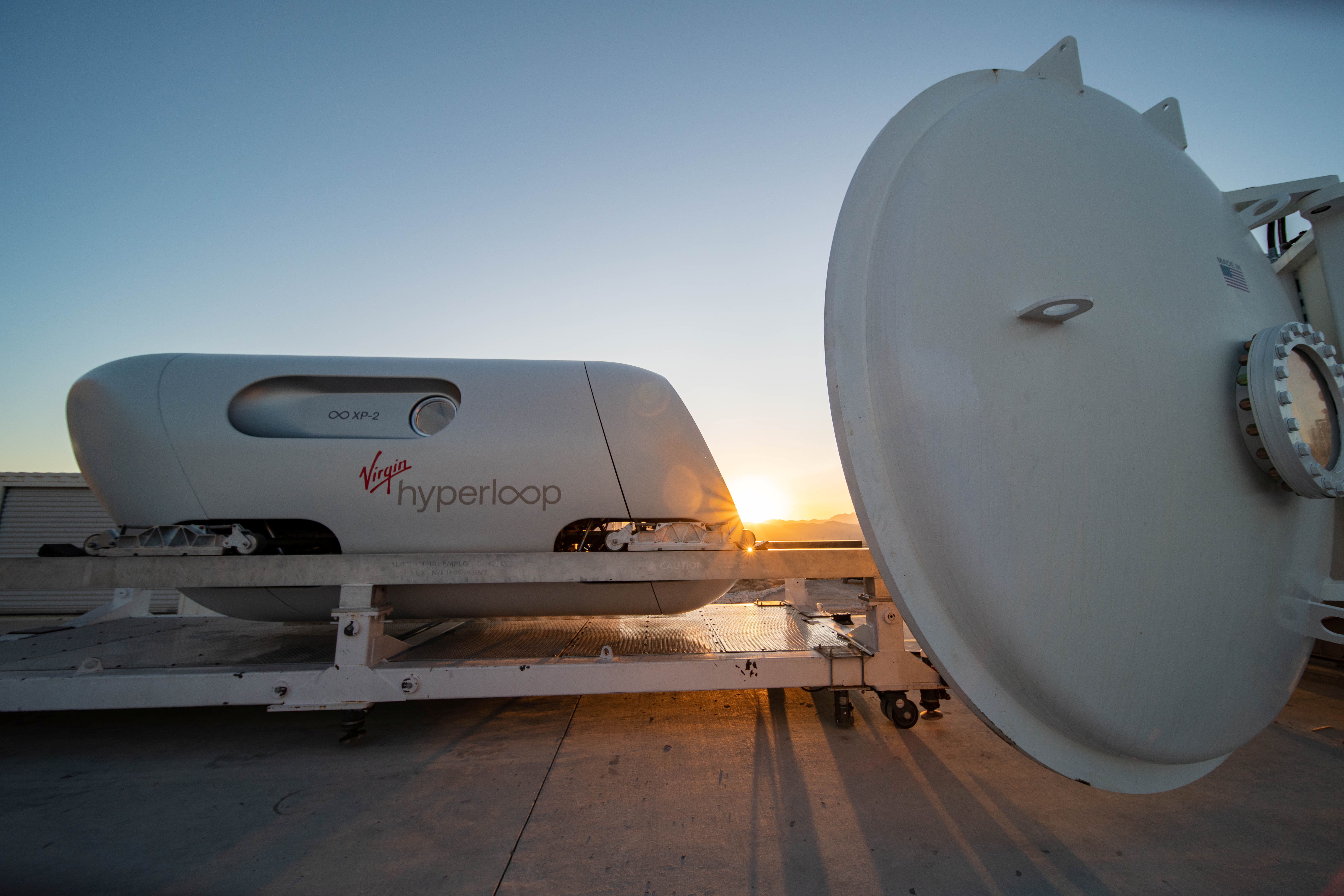 Капсула Hyperloop на швидкості 1000 км/год.