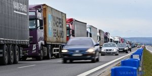 Польські фермери взагалі не пропускають вантажівки через пункти пропуску Ягодин та Шегині (Фото:Укрінформ)