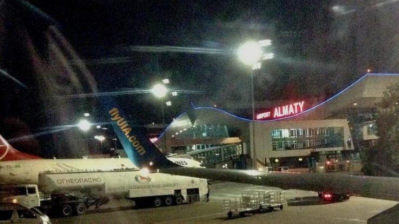 Група українських громадян не може вилетіти з Алмати через припинення роботи аеропорту