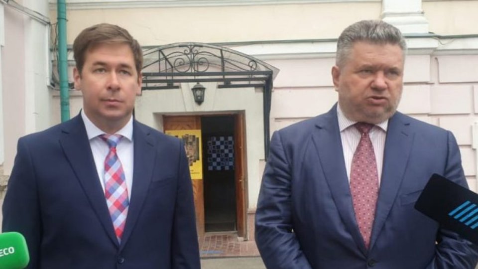 Адвокати Порошенка вимагають засідання суду у день його приїзду