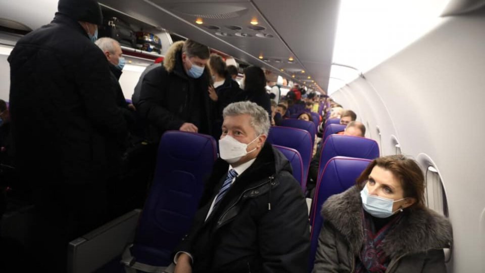 Порошенко прилетів до України. Виступив на мітингу