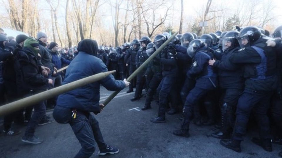 Тисячі “тітушок” та кров: у Києві готували масштабні заворушення