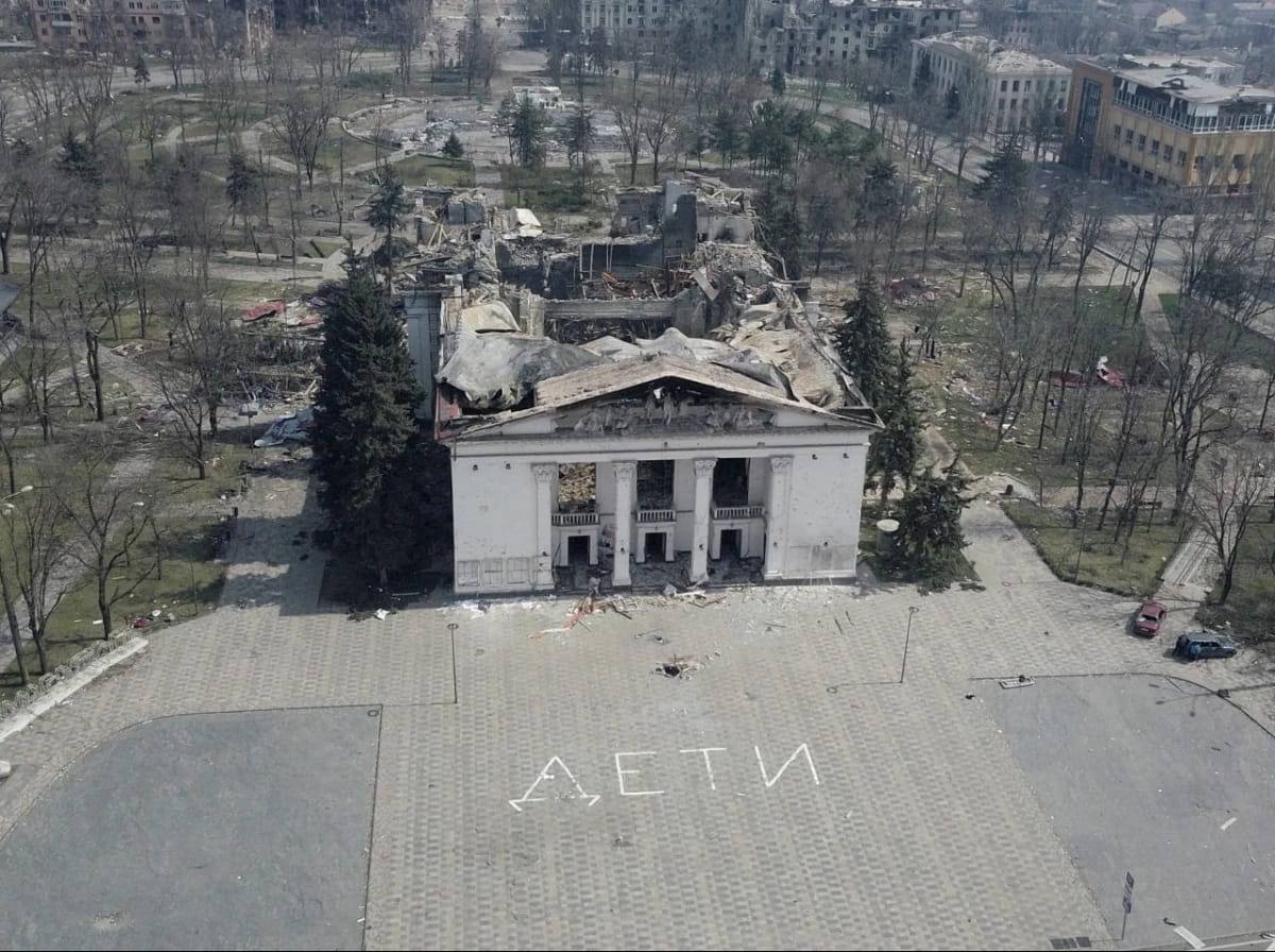 Рівно рік із дня трагедії: 16 березня російські війська скинули бомбу на Драматичний театр у Маріуполі (Відео)