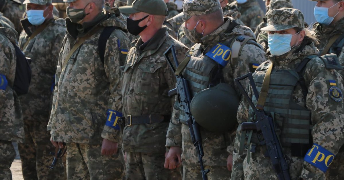 Українці на тлі нової загрози з РФ почали озброюватись: як це зробити легально