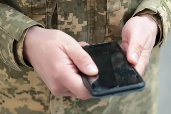 Як поводитися з мобільними на фронті |  Військовий експерт з радіозв'язку дав ключові поради