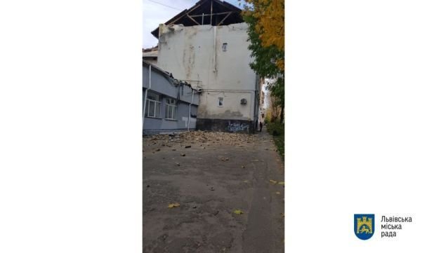 У Львові лютував буревій: піщана буря, повалені дерева та обвалений будинок