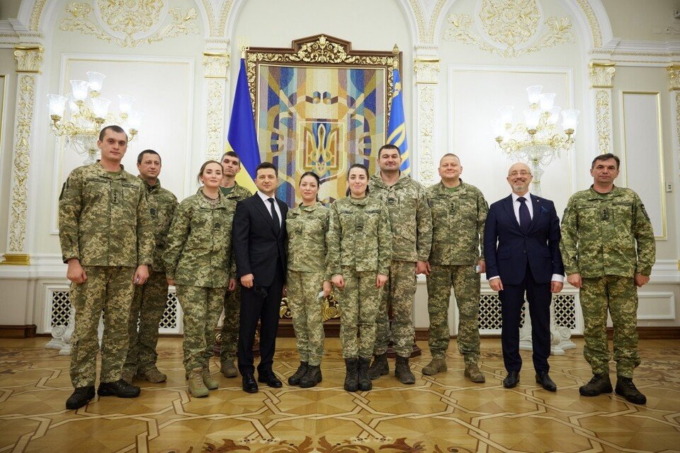 Зеленський нагородив десятьох військових