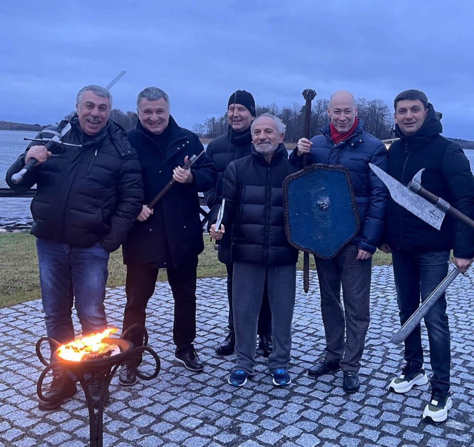 Незрозуміле фото Авакова, Гордона, Шустера, Комаровського та Гройсмана з мечами та сокирами
