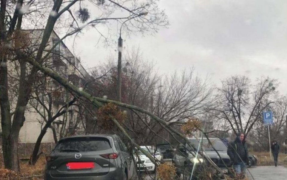 Штормове попередження по всій країні: де вже багато клопоту і чого ще чекати від негоди