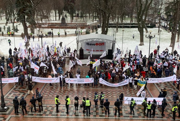 Послання президента: під Радою мітинг та багато поліцій