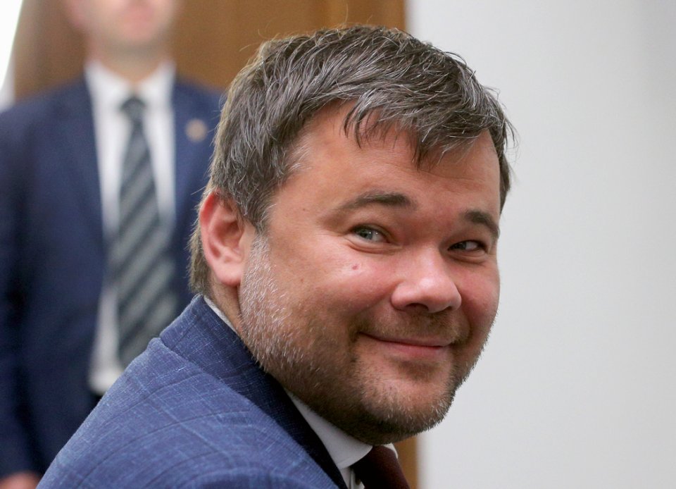 Богдан розповів про щомісячні зарплати “слуг” у конвертах