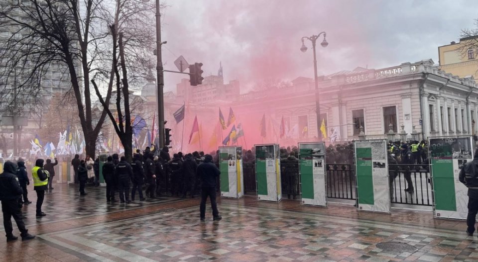 Протести ФОП під Верховною Радою: мітингувальники, поліція та фаєрії