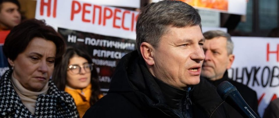 Екстрена заява після повідомлень СБУ та ГБР: “Не Порошенко чотири рази ухилявся від повістки”