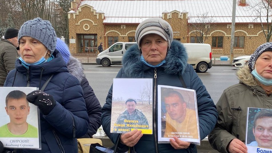 “Наші серця розриваються”. Родичі полонених влаштували акцію під посольством РФ
