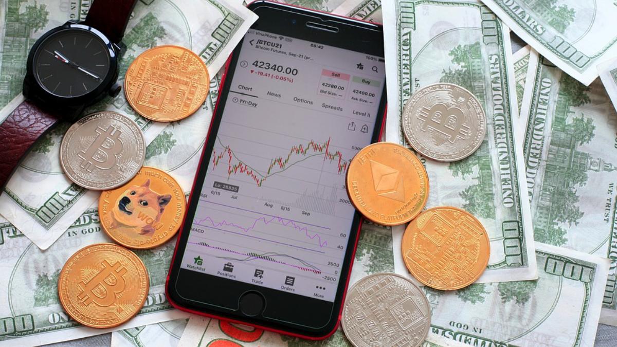 Біткойн наближається до позначки в 27 000 доларів, ціни на більшість криптовалют падають, незважаючи на позитивні настрої: подробиці