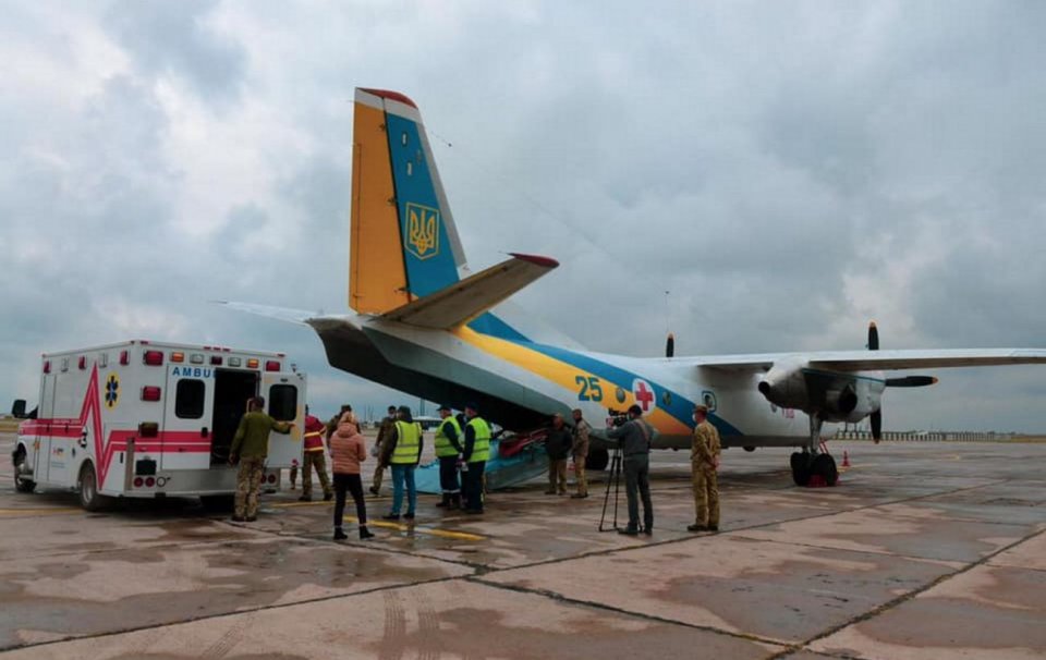 Вісім поранених та хворих військовослужбовців доставлено санавіацією до Львова.
