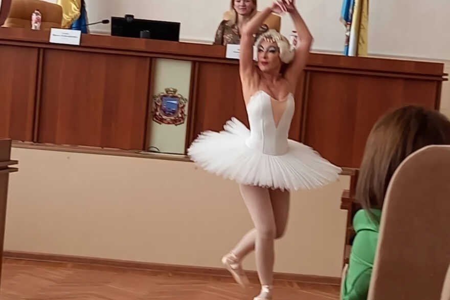 У Чорноморську чиновник міськради в образі балерини станцювала меру “Лебедине озеро”