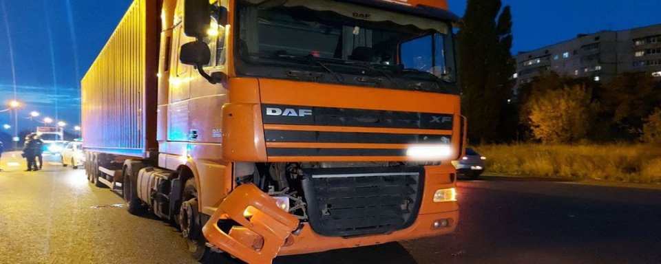 Наїзд вантажівки на підлітків у Харкові: один із травмованих помер