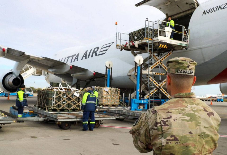 В Україну прибула перша партія додаткової військової допомоги із США