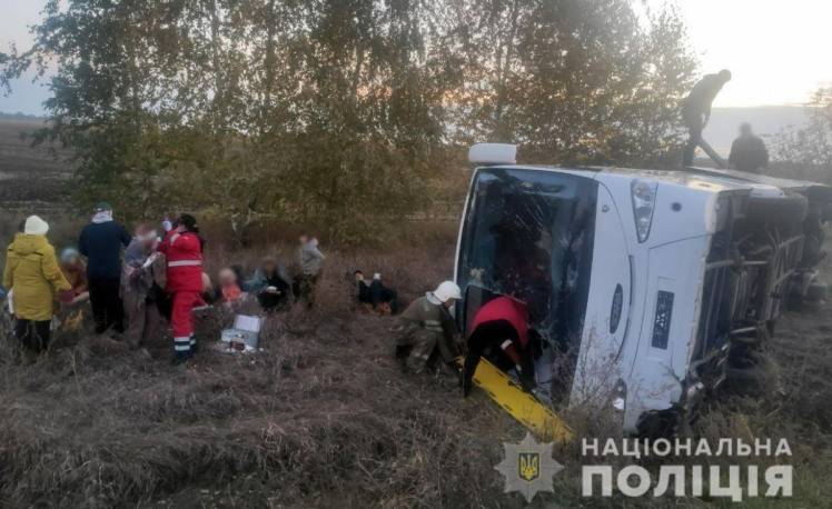 На Полтавщині перекинувся автобус з пасажирами, постраждали 11 людей