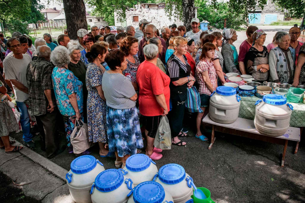 “Сумна пляма” – Мережа показала, як жителі Меєвки стоять у черзі на безкоштовну кашу