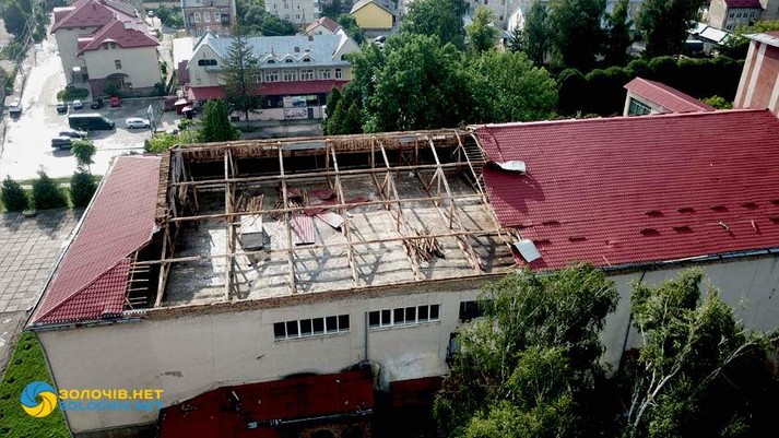Ураган в регіоні Львів розірвав дерева корінням і кинув машину (фото+відео)