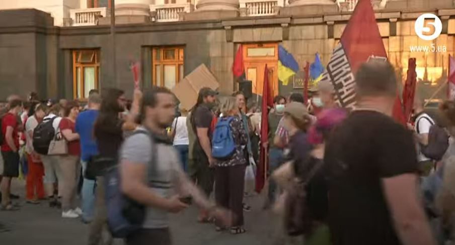 Акція “Державна зрада. Оголошення підозри Зеленському”: чого вимагали мітингувальники (ВІДЕО)