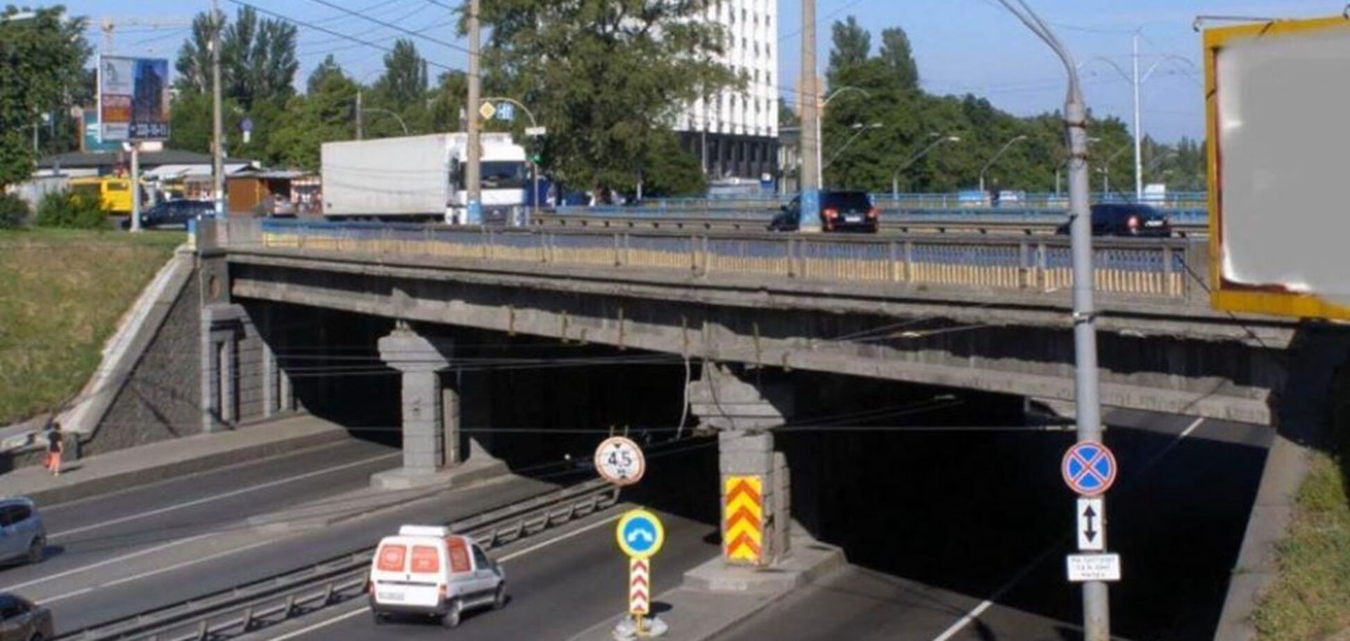 У Києві “втомився” ще один міст; частина конструкції впала прямо на автомобіль