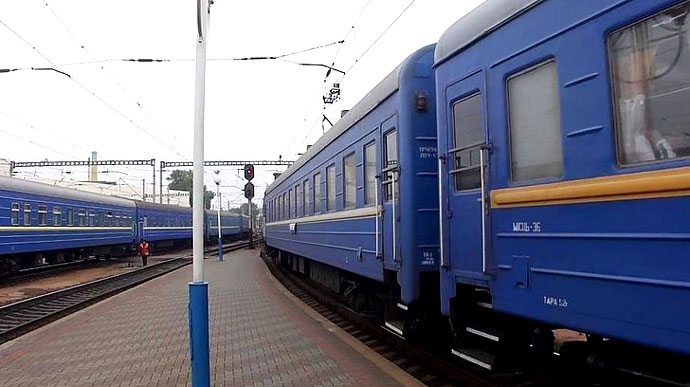Під Києвом потяг зійшов з рейок, рейси затримуються
