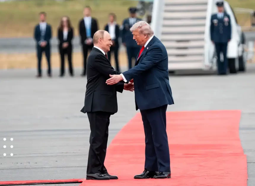 Трамп і Путін зустрілися на Алясці: саміт дружби, але не миру для України, NYT