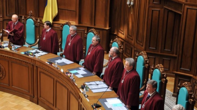 Судді КС призначили помічниками дружин і родичів своїх колег (ВІДЕО)