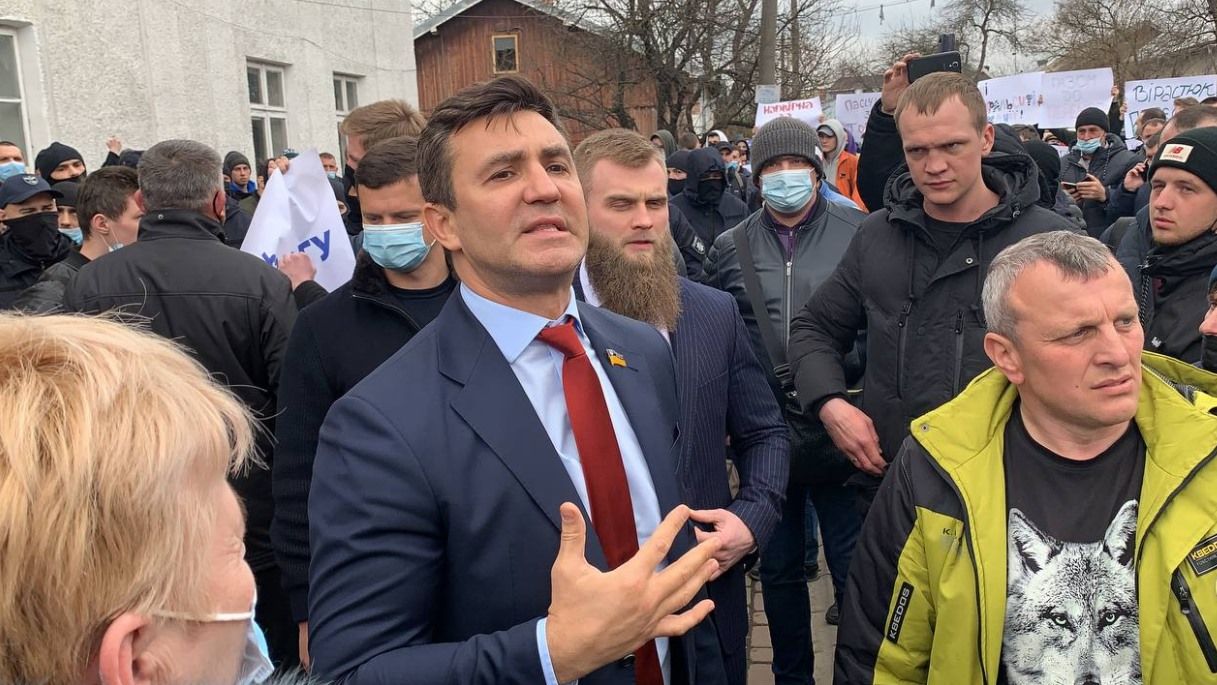 Скандал на захист Вірастюка: Тищенко “вимагав стати на коліна та влаштував обшук” (ВІДЕО)