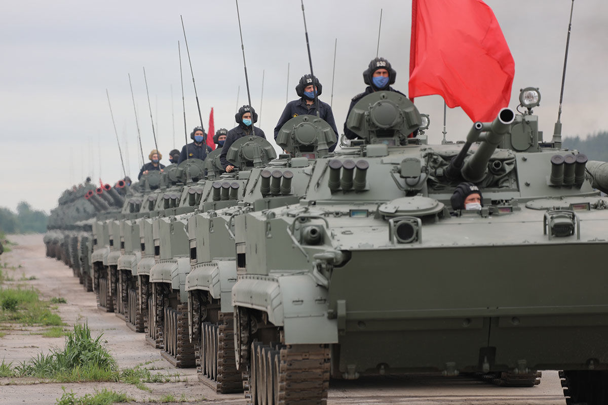 — Тату, а війна буде? – злякалася дитина, побачивши в Єйську колону БТРів російської армії (ВІДЕО)