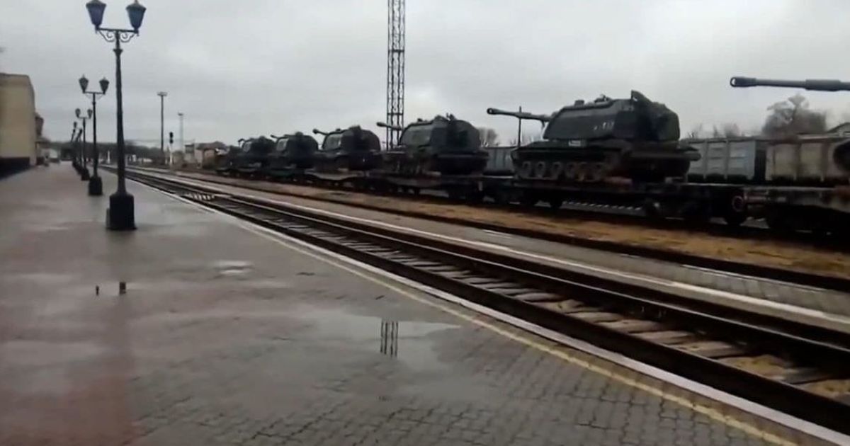 Росія стягує потяги з військовою технікою до окупованого Криму (ВІДЕО)