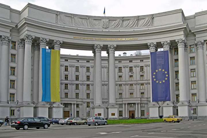 У МЗС пояснили, чому Зеленський звільнив українських послів
