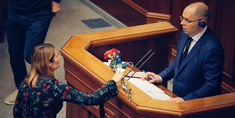 Степанову в Раді подарували “поминальний” букет (ФОТО+ВІДЕО)