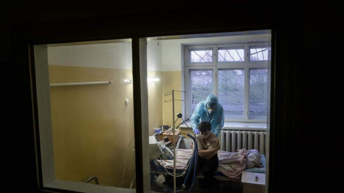 COVID-19 в Україні: зросла захворюваність, смертність та госпіталізація