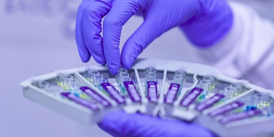 Україна візьме участь у випробуваннях нової вакцини від коронавірусу у формі спрею або крапель (ВІДЕО)