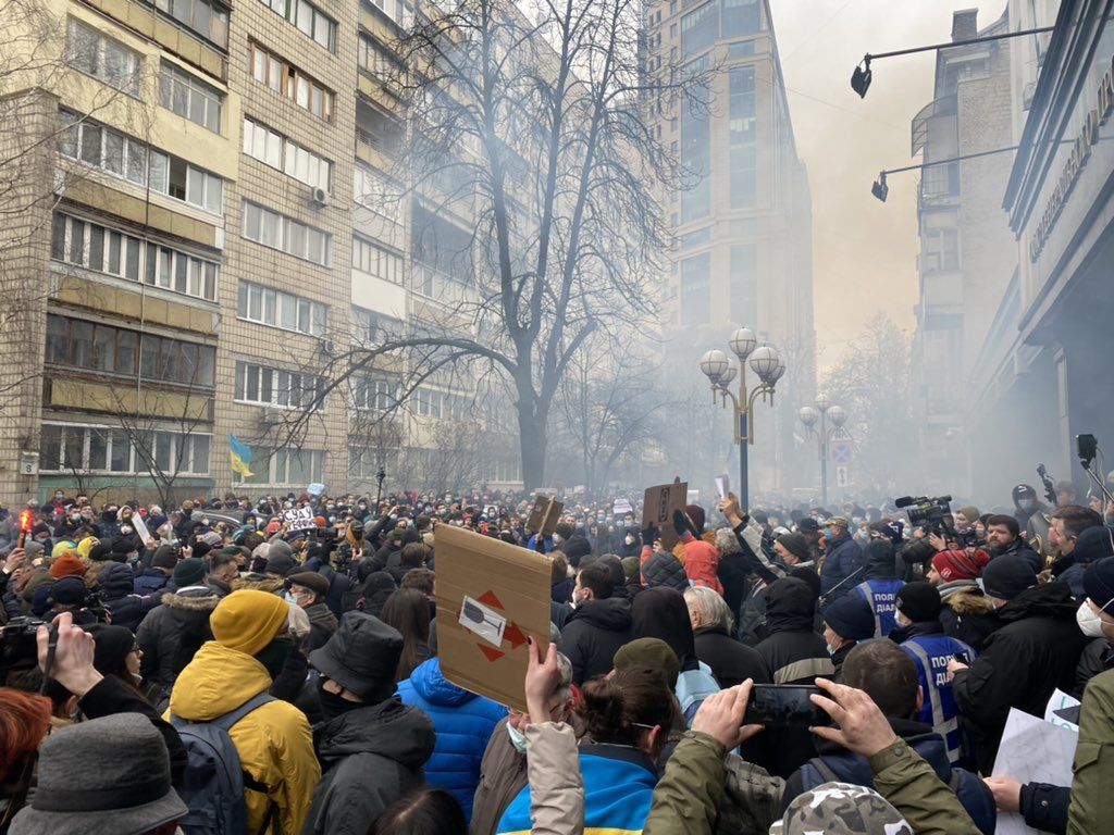 Будівлю Генпрокуратури закидали петардами: чого вимагають прихильники Стерненка (ФОТО+ВІДЕО)