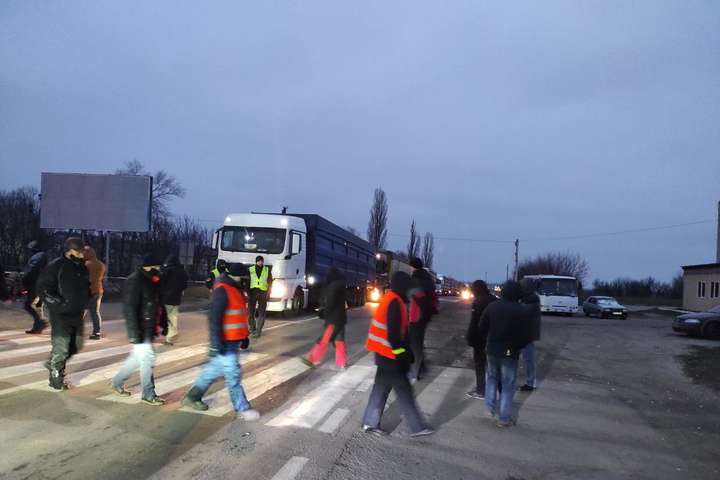 Через заборгованість із зарплати уранодобувники третю добу блокують чотири траси