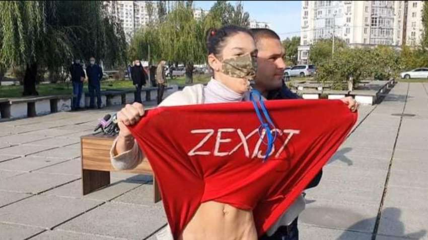 Зеленського «атакувала» активістка Femen без спідньої білизни