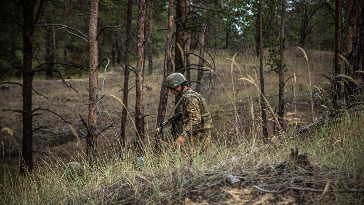 На Донбасі український військовий отримав поранення в руку