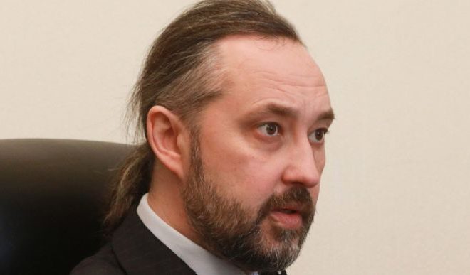 Суддя КС лякає президента Володимира Зеленського війною та в’язницею