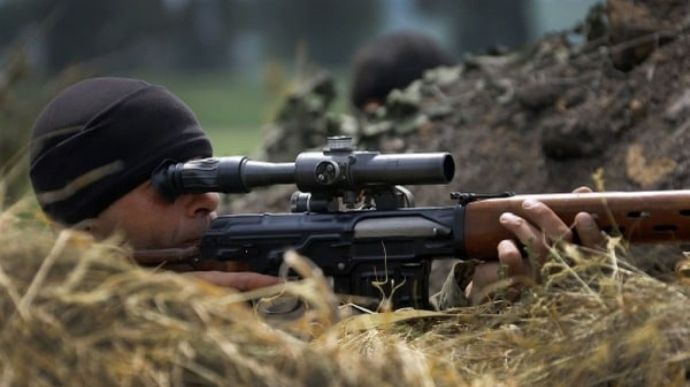 Поранений ворожим снайпером боєць помер у лікарні.