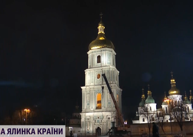 У Києві почали встановлювати головну новорічну ялинку України: штучну