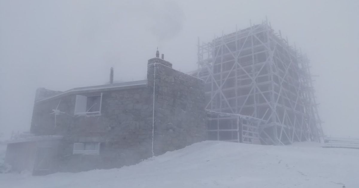 У Карпатах вирує справжня зима: намело снігу та вдарив мороз до -10°