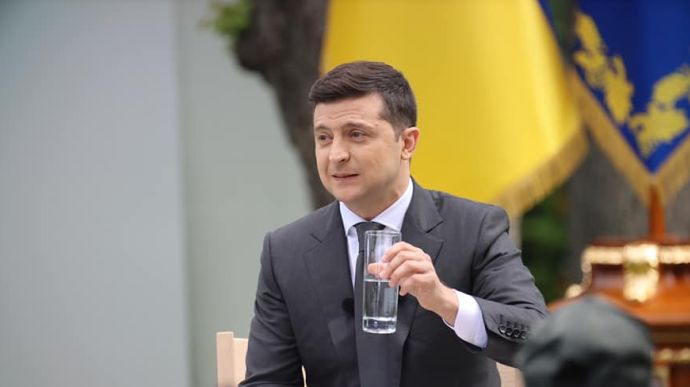 Зеленський знайшов чат далекобійників і пригрозив “засранцям”