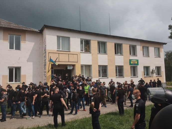 Зіткненнях у Березному: напад на нардепа Сергія Литвиненка та поліцейський у лікарні