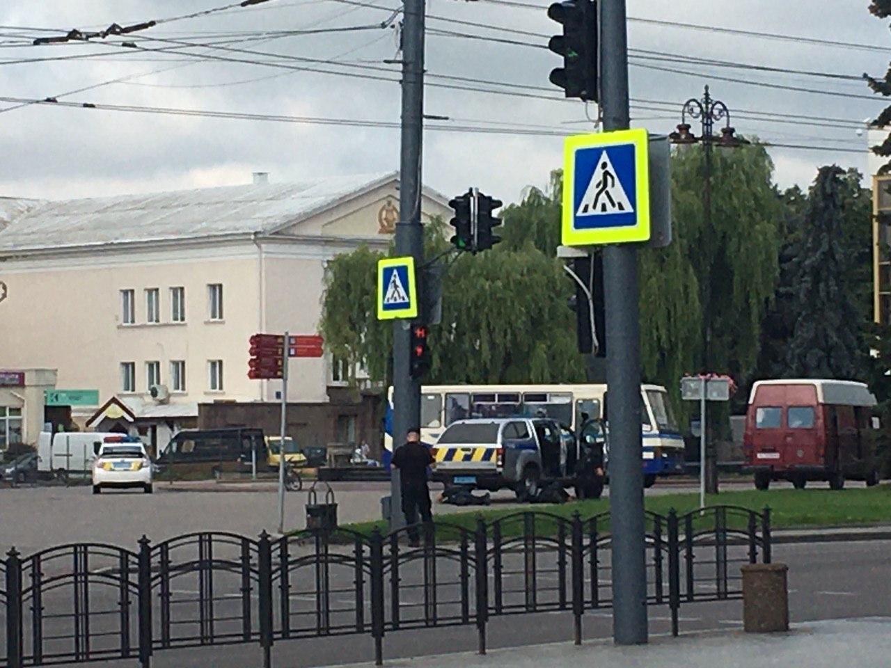 Все, що відомо наразі про захоплення заручників у Луцьку (ФОТО+ВІДЕО)